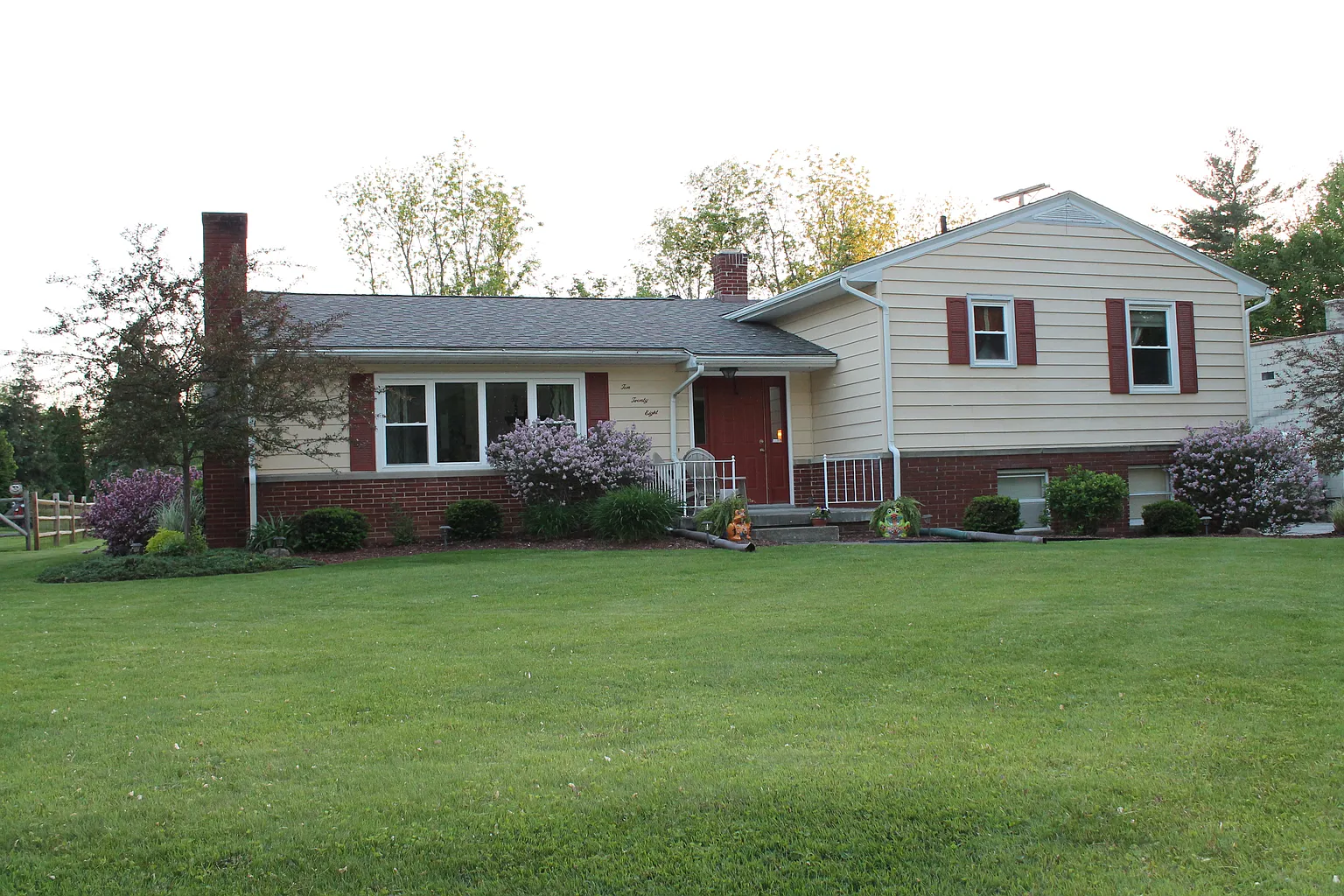 1028 Oakwood St photo 1