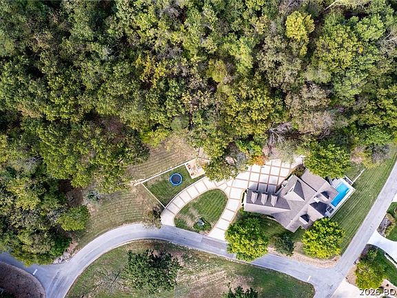 5th image of 323 Cherry Hill Dr