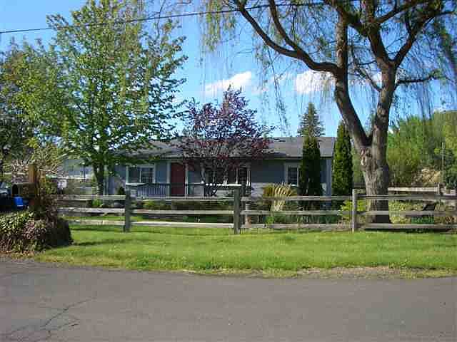 1st image of 208 Drumheller St