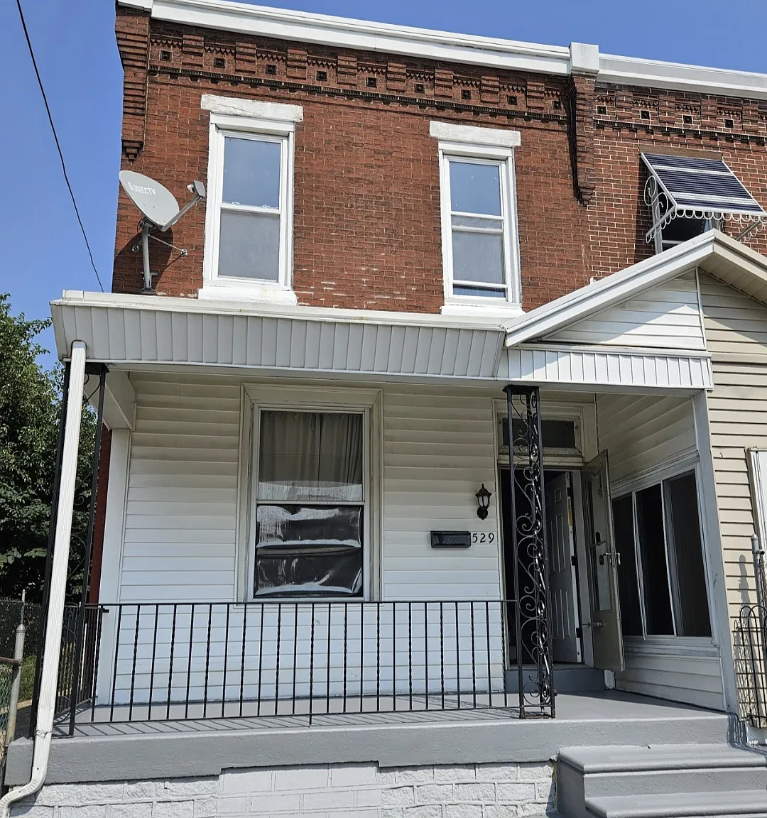 3 bed, 1.5 bath, 1360 sqft, $1,900 — Photo 1