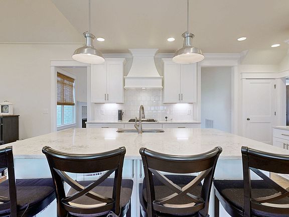 5th image of 4016 Canberra Dr