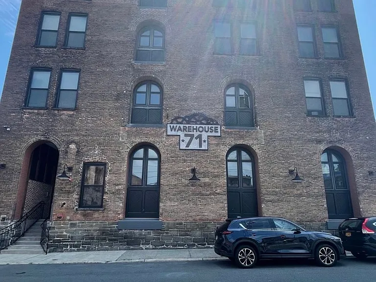 1 Bedroom 1 Bathroom Luxury Apartment in Cohoes — Photo 21