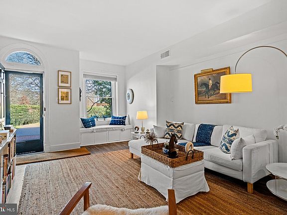 5th image of 3022 R St NW Unit 1/2