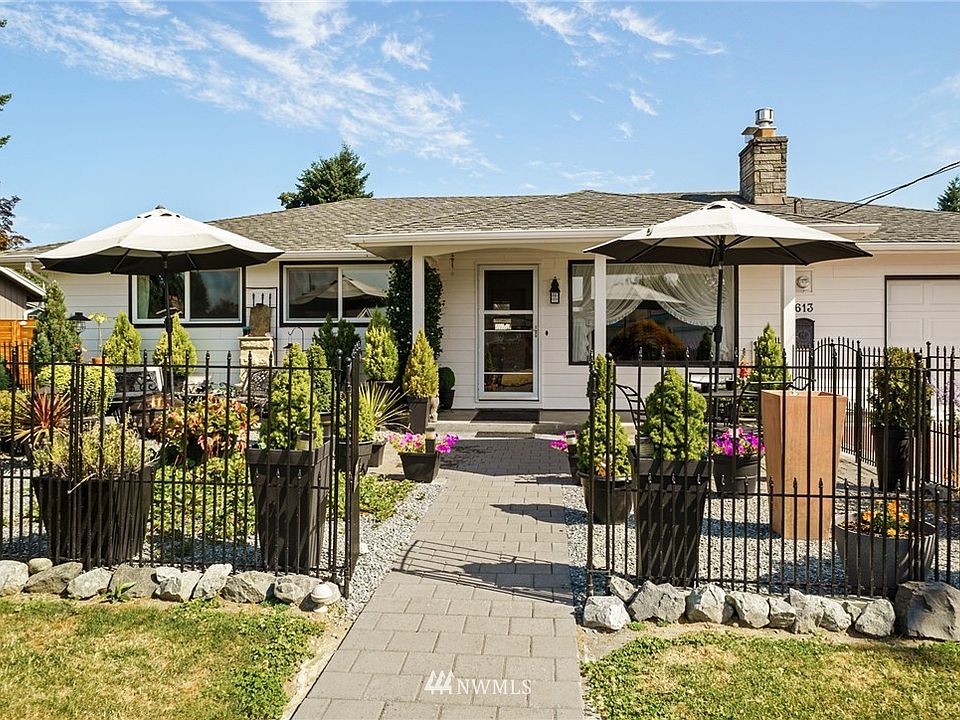 Living life the fullest with this beautiful courtyard welcome!