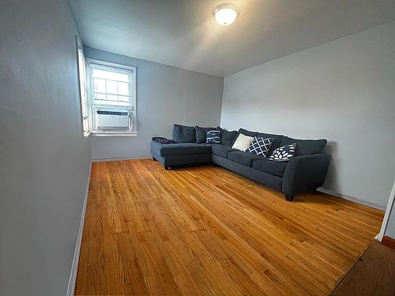 5th image of 9724 125th St