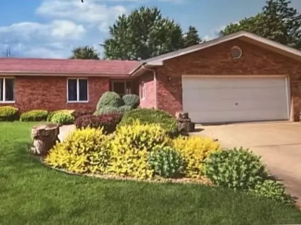 165 W 6th St, Manteno, IL 60950