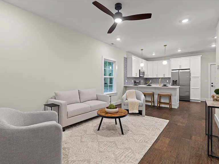 2119 Oak St — Photo 4