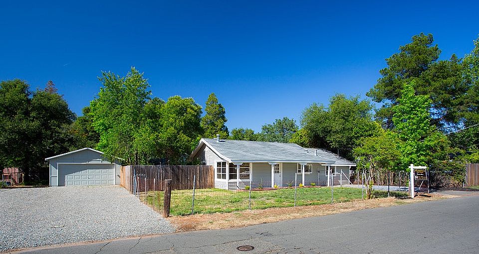 1st image of 826 Live Oak Way