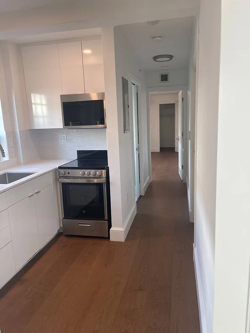 Free Month & No Fee Harvard Sq Studio Brand New Renovation, — Photo 4