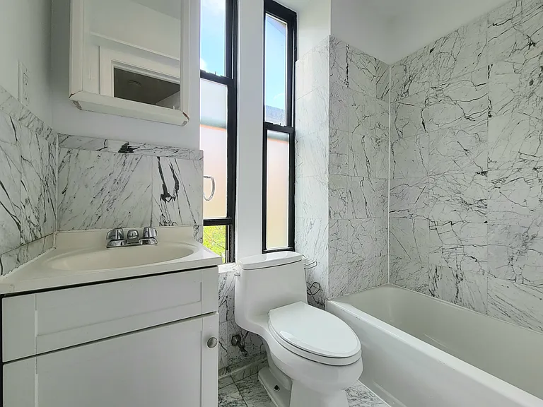 130 E 4th St #7 — Photo 8