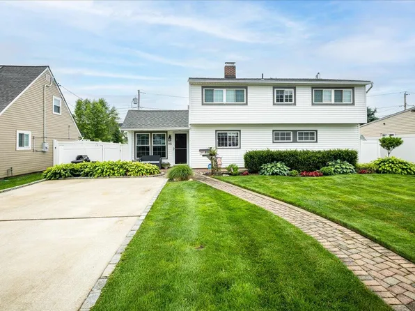 86 Shepherd Lane, Levittown, NY 11756