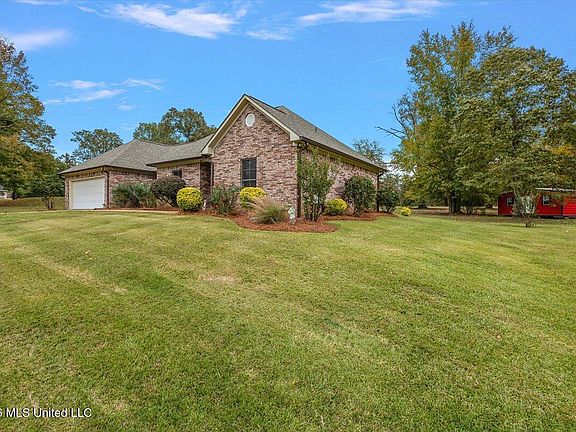 4th image of 724 Forest Woods Dr