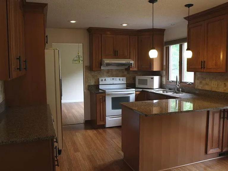 1310 Black Oaks Ln N — Photo 3