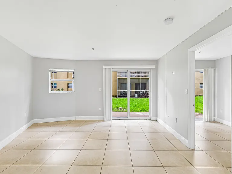 The Oaks Condominium — Photo 22