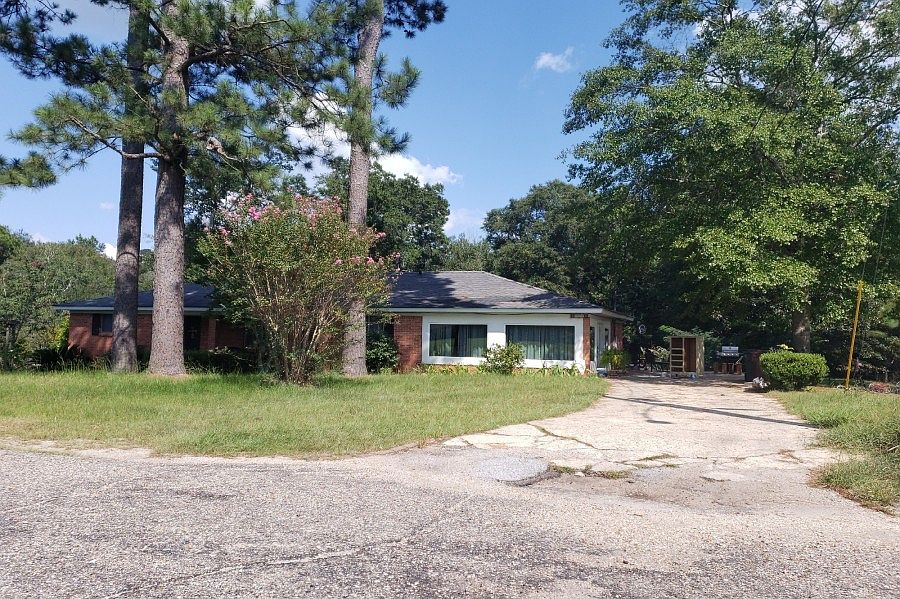 2nd image of 404 White Oak St