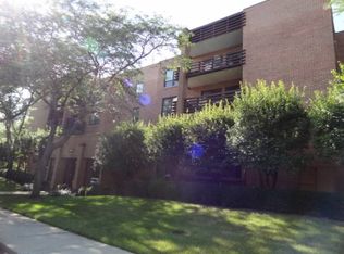 1066 Shermer Rd APT 10, Northbrook, IL 60062