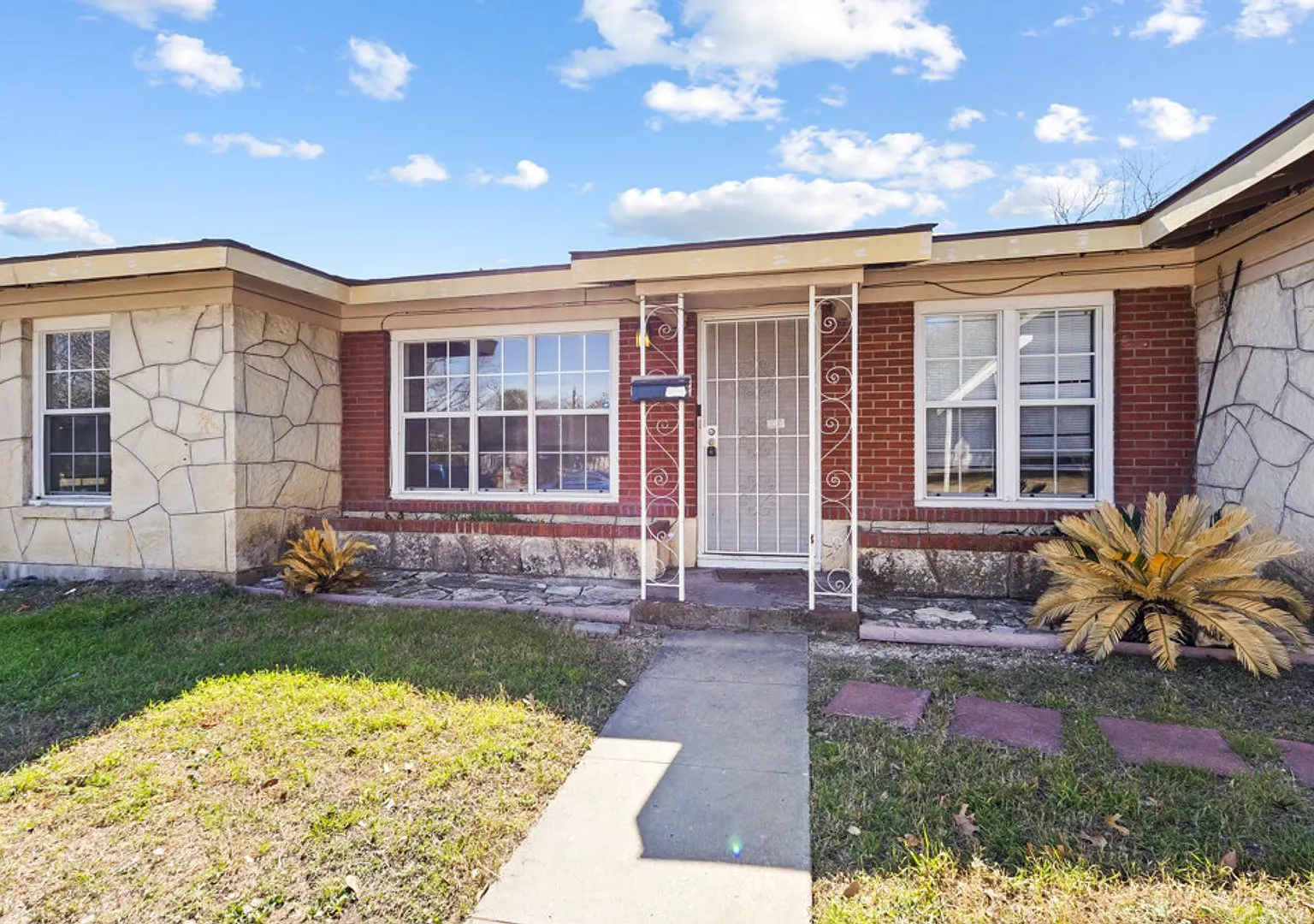 Charming Home Awaits: Spacious & Modern Living in a Prime Location — Photo 1