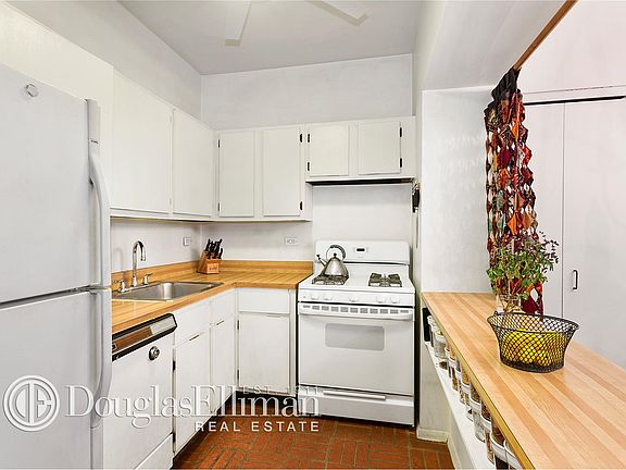 4th image of 3 Hanover Sq APT 11D