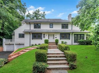 28 Ridge Dr E, Great Neck, NY 11021