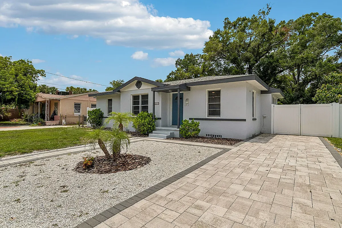 3 bed, 1.5 bath, 1142 sqft, $2,650 — Photo 2