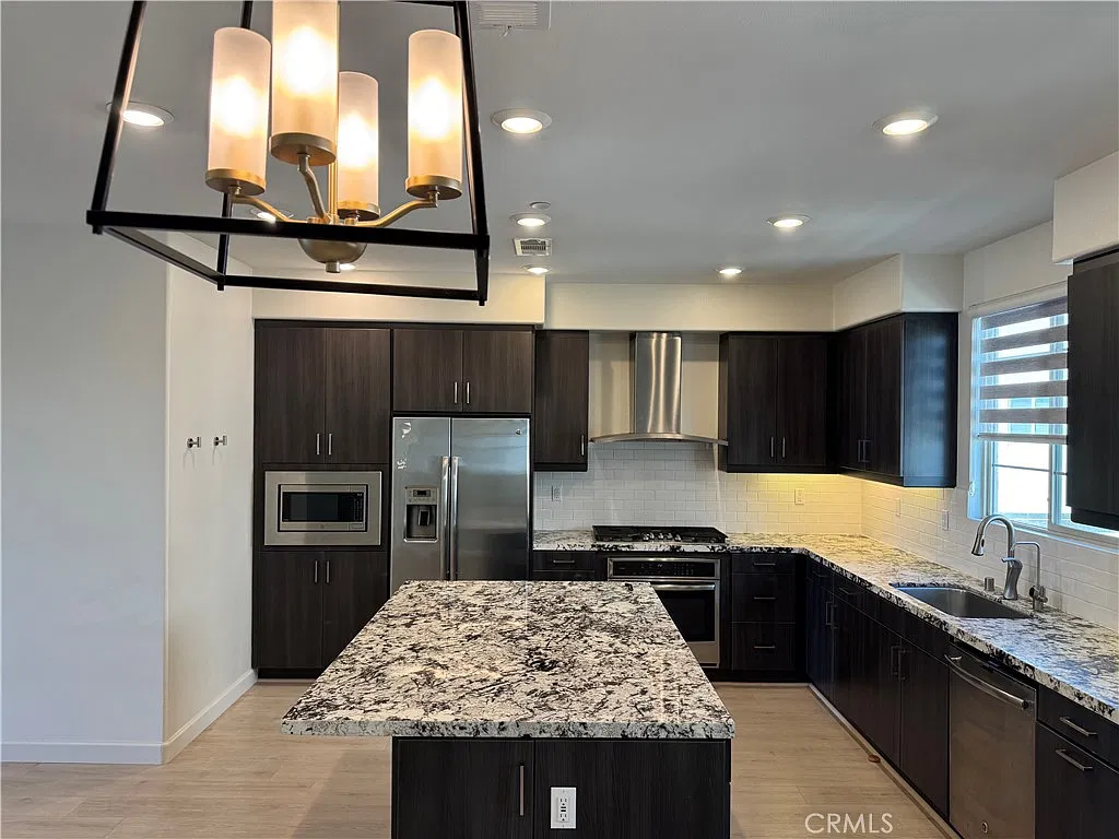 3 bed, 3.5 bath, 2036 sqft, $4,900 — Photo 2
