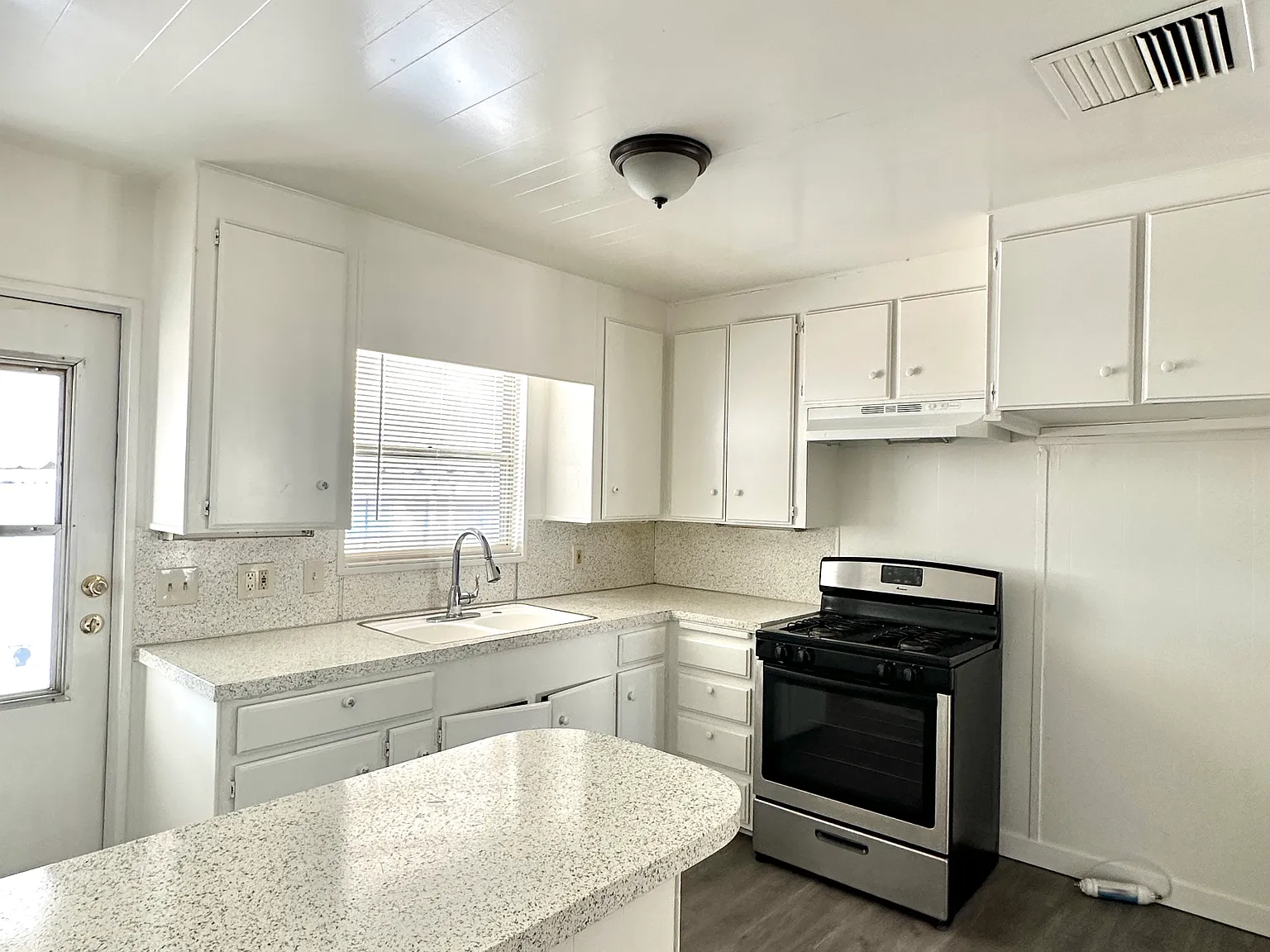 3 bed, $2,100 — Photo 4