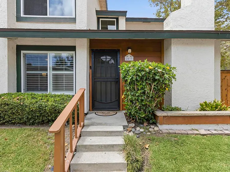 2033 Shadytree Ln — Photo 2