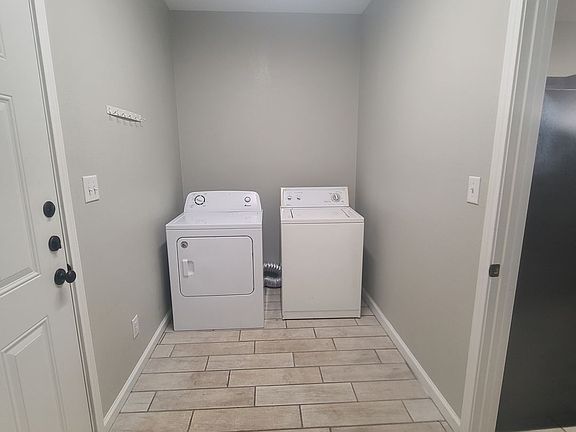 4th image of 4725 Emerald Dr