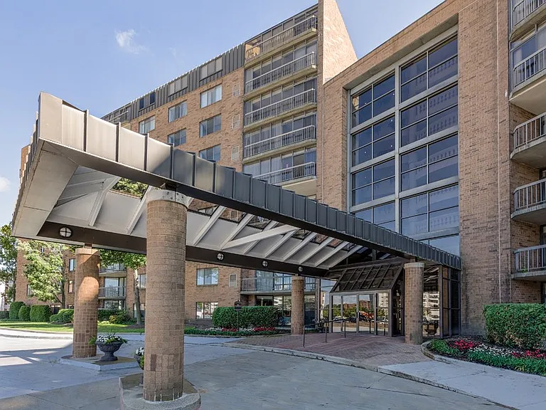 Four Seasons Apartments — Photo 11