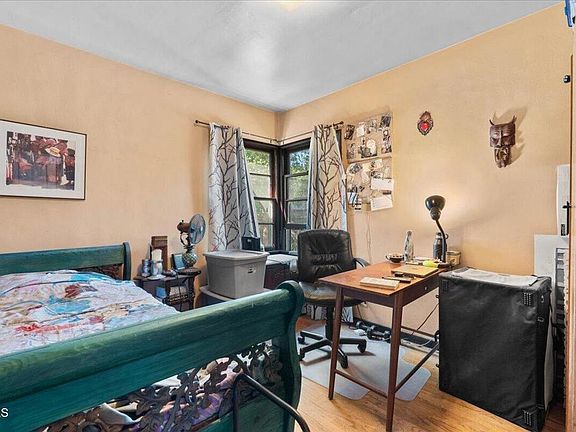 4th image of 815 N Kenwood St