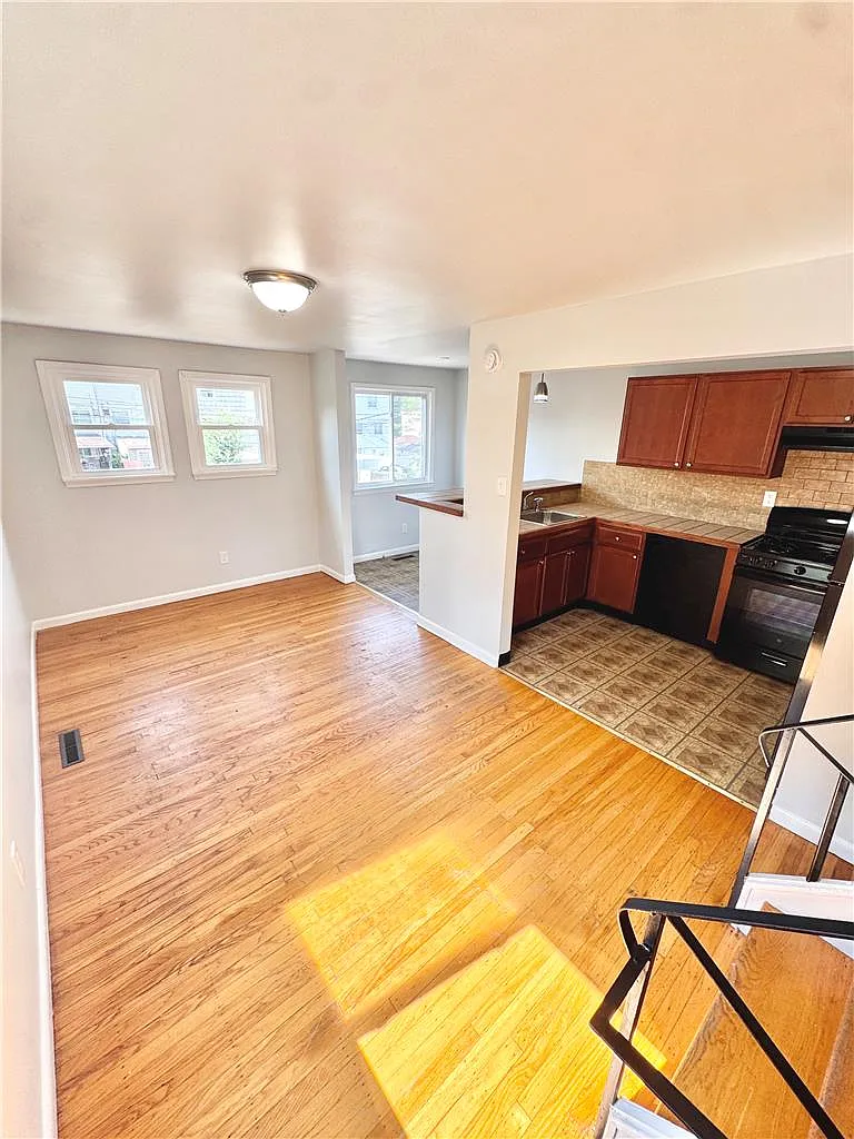 3 bed, 1.5 bath, 1402 sqft, $2,050 — Photo 4