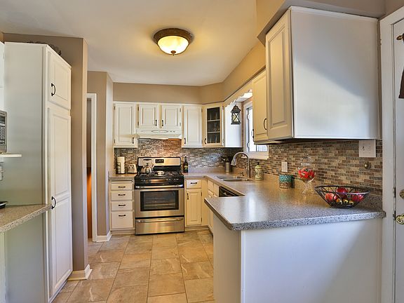 4th image of 3133 99th St