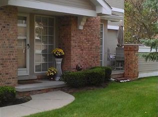 6632 Bellows Ct, W Bloomfield, MI 48322