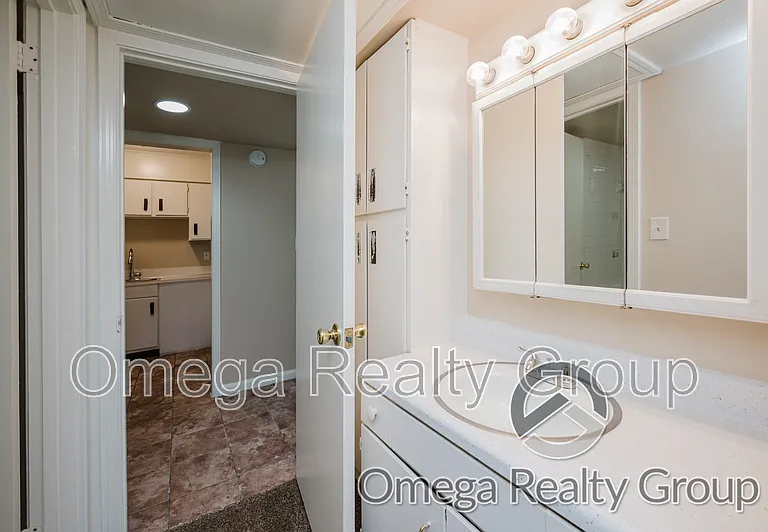 Camelot Apartments — Photo 35