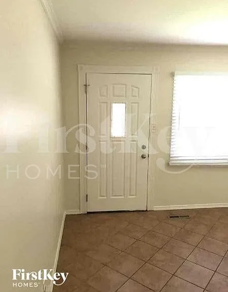 1605 Seminole Ln — Photo 2