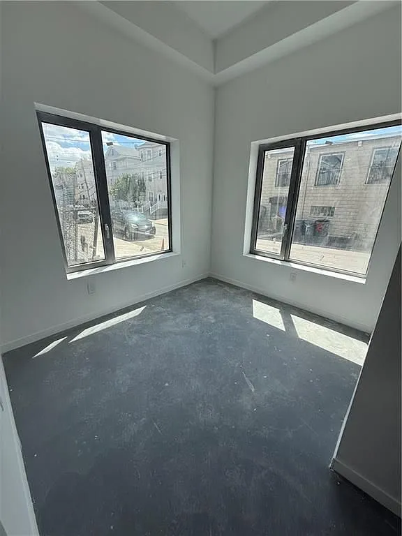 3 bed, 1.0 bath, 800 sqft, $2,000 — Photo 3