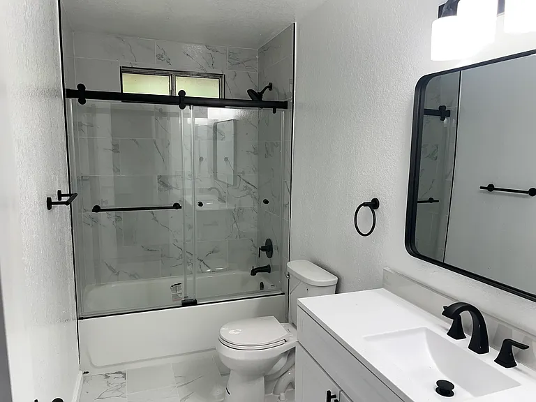 1015 W 9th St #10 — Photo 9