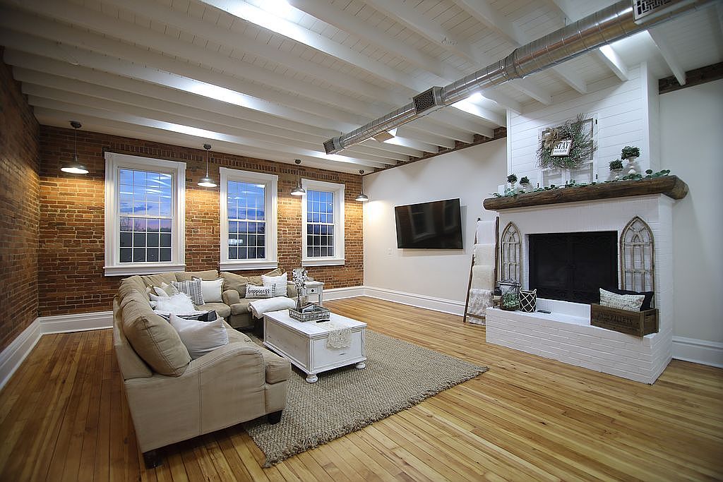 114 N Market St, Ligonier, PA 15658 Zillow