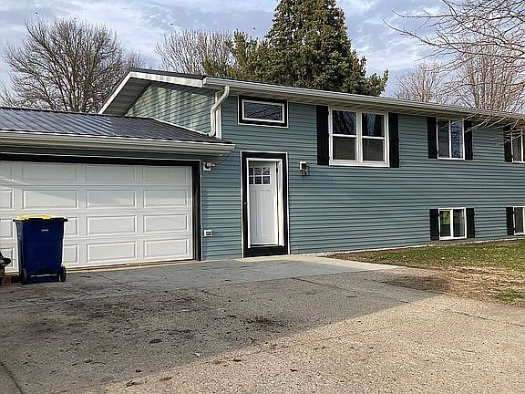 2nd image of 905 W 18th St
