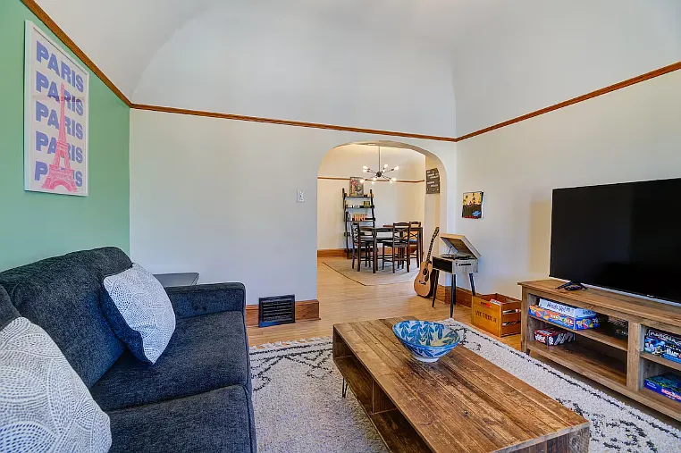 127 W Lloyd St — Photo 2