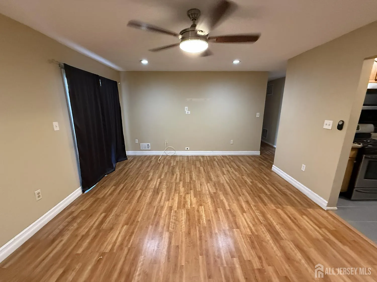 2 bed, 1.0 bath, 855 sqft, $2,100 — Photo 2