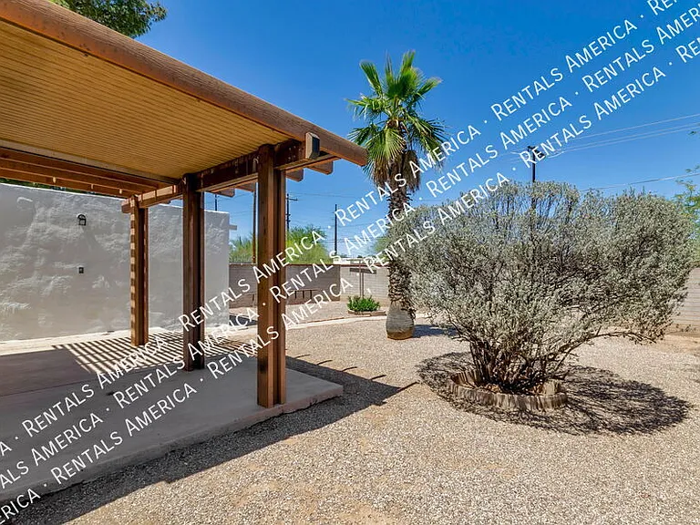 1119 E Silver St — Photo 25