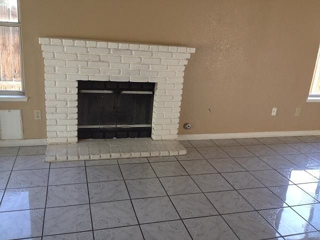 Fire place with tile