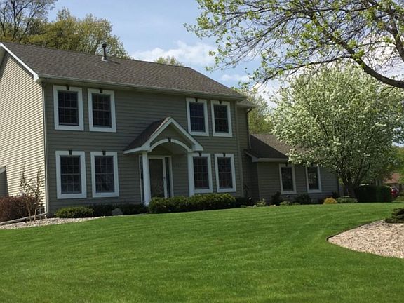 Superbly manicured lawn that would make any green thumb proud!