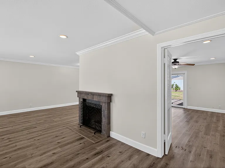 2940 Charles Ave — Photo 13