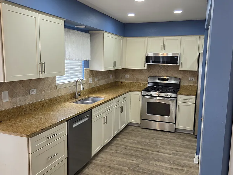 1207 Samuel Ct — Photo 4