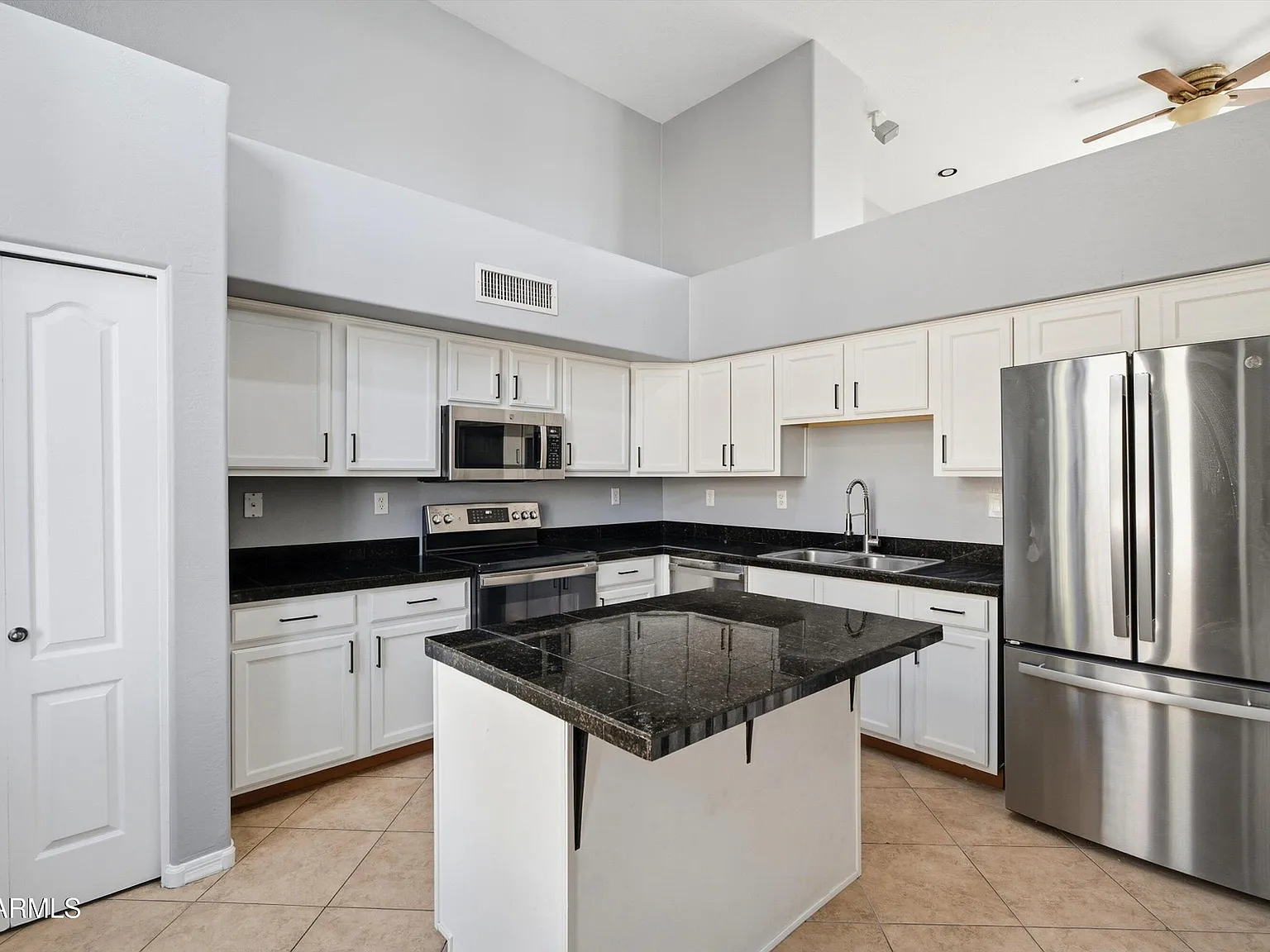 3 bed, 3.0 bath, 1218 sqft, $3,300 — Photo 4