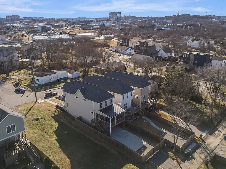 2318 Batavia St — Photo 36
