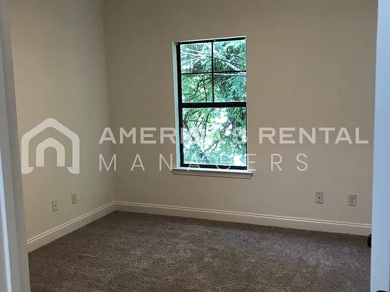 1911 6th Ave — Photo 11
