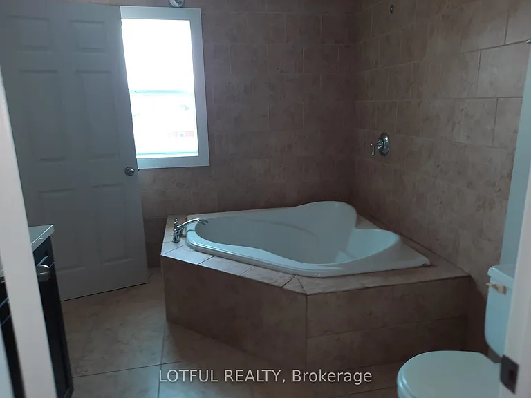 2084 Dundas St #3 — Photo 12